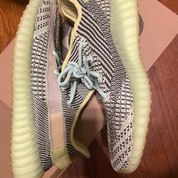 Yeezy Boost 350 v2 - Picture 3 of 8